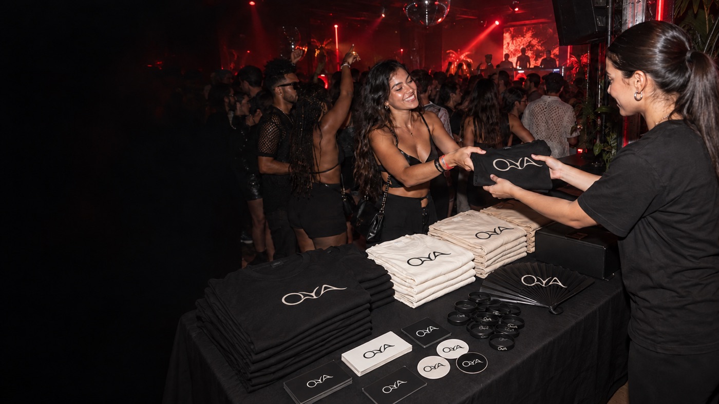 Concept dei gadget OYA: magliette, ventagli, bracciali e sticker distribuiti al pubblico in un club